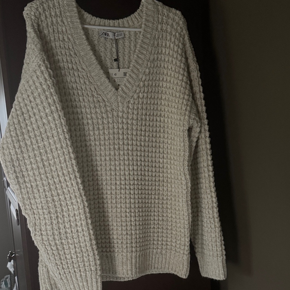 NWT - Zara Cream Beige Textured V-Neck Sweater